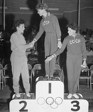 En categoría femenina de gimnasia hubo un gran duelo entre la Unión Soviética y Hungría. Durante estos Juegos, destacó la gimnasta húngara, Agnes Keleti (segunda en el podio de la foto), que se colgó cuatro medallas de oro en asimétricas, suelo, viga de equilibrio y equipo con aparatos, y dos platas en individual. 