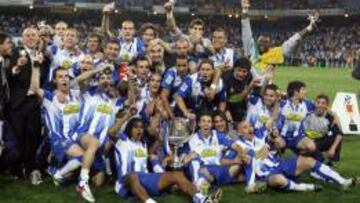 La plantilla del Espanyol celebra el título de Copa sobre el césped del Bernabéu, el 12 de abril de 2006.