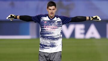 Thibaut Courtois, en un calentamiento antes de un partido del Real Madrid.