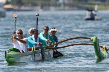 La antorcha olímpica ya está en Brasil y el piragüista brasileño Rubens Pompeu en el lago Paranoa fue uno de sus portadores. La llama recorrerá 329 ciudades antes de llegar a su destino final, el estadio Maracaná. 