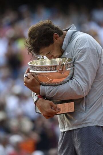 Rafa Nadal besa la Copa de los Mosqueteros.