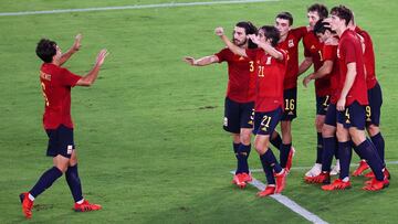 Los jugadores celebran el 1-1 de Oyarzabal a Brasil. 