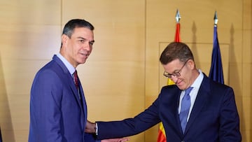 El presidente del Gobierno en funciones y l¨ªder del PSOE, Pedro S¨¢nchez (i) y el presidente del PP, Alberto N¨²?ez Feij¨®o (d), se saludan a su llegada a una reuni¨®n en el Congreso de los Diputados, a 30 de agosto de 2023, en Madrid (Espa?a). Seg¨²n fuentes del PP, Feij¨®o contact¨® el lunes, 28 de agosto, con S¨¢nchez, "l¨ªder del segundo partido de nuestro pa¨ªs", para plantearle la idoneidad de mantener un encuentro con vistas a la investidura al ser el presidente 'popular' el candidato designado por el Rey. El PP enmarca este encuentro en la normalidad democr¨¢tica que ha de marcar la agenda posterior a las elecciones generales del 23J y en la institucionalidad previa al debate de investidura fijado para el 26 de septiembre.
Jes¨²s Hell¨ªn / Europa Press
(Foto de ARCHIVO)
30/08/2023