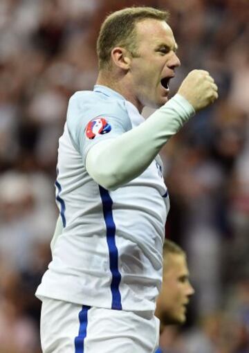 1-0. Wayne Rooney celebrates