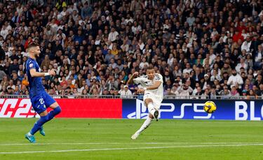 Balón al espacio que gana Mbappé ante Iglesias, al que vuelve a romper con un amago, finalizando con un preciso disparo desde fuera del área, tocando en el palo y entrando en la portería al superar a David Soria.