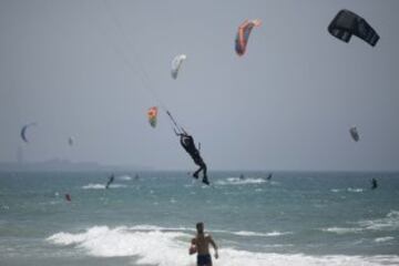 El kitesurf inunda Tarifa