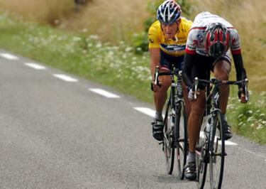 Armstrong se jubila de puntillas y acorralado