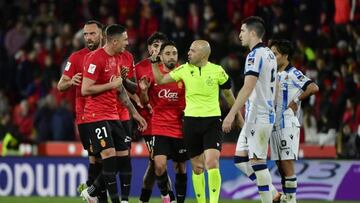 Jugadores del Mallorca protestan una decisión arbitral de González Fuertes en el partido Mallorca-Real Sociedad.