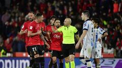 Jugadores del Mallorca protestan una decisión arbitral de González Fuertes en el partido Mallorca-Real Sociedad.