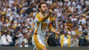 during the game Pumas UNAM vs Guadalajara, corresponding to the grand final of the Torneo Clausura 2004, at Olimpico Universitario Stadium, on June 13, 2004.

&lt;br&gt;&lt;br&gt;

duante el partido Pumas UNAM vs Guadalajara, correspondiente a la gran final del Torneo Clausura 2004, en el Estadio Olimpico Universitario, el 13 de Junio de 2004.