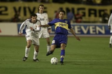 Riquelme se va de Figo durante el partido de la Copa Intercontinental del 2000 entre el Real Madrid y el Boca Juniors en Japón. 