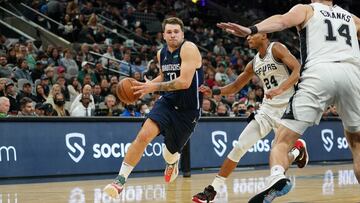 Luka Doncic avanza ante la defensa de San Antonio Spurs.