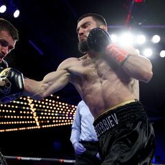 Inexpugnable Beterbiev: noquea en dos asaltos a Smith para mirar a Bivol