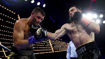 Artur Beterbiev golpea a Joe Smith Jr durante su combate.