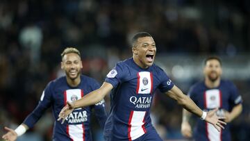 Paris (France), 01/10/2022.- Paris Saint Germain's Kylian Mbappe celebrates after scoring the 2-1 lead during the French Ligue 1 soccer match between PSG and OGC Nice at the Parc des Princes stadium in Paris, France, 01 October 2022. (Francia, Niza) EFE/EPA/YOAN VALAT
