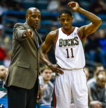 Larry Drew da instrucciones a Brandon Knight.