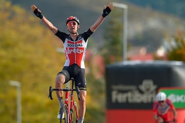El ciclista belga del Team Lotto, Tim Wellens, celebra al cruzar la línea de meta de la quinta etapa de la gira ciclista española La Vuelta 2020, una carrera de 184,4 km desde Huesca a Sabiñánigo.
