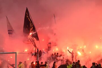 La afición del Marsella encendió el campo con bengalas