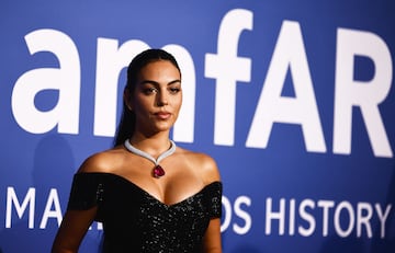 Georgina Rodríguez durante la alfombra roja de la gala béfica amfAR celebrada en el Hotel du Cap-Eden-Roc.