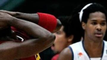 <b>DESEPERADOS.</b> Los angoleños, muy desordenados en ataque, eran la viva imagen de la impotencia.