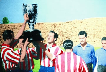 En 1947 el club pas¨® a llamarse Club Atl¨¦tico de Madrid, adoptando adem¨¢s un nuevo escudo, similar al usado en 1917, pero con 4 rayas rojas. El primer partido oficial bajo el nuevo nombre, jugado el 6 de enero de 1947, correspondi¨® a la derrota por 3-1 contra el Sabadell, jugado en el Estadio Metropolitano. En la imagen Riera, Menc¨ªa y Lozano levantan el tercer t¨ªtulo de Campe¨®n de Liga en la campa?a 1949-1950.