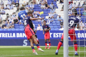 El delantero madrileño se adelantó en la salida de un córner y anotó el primer gol del partido.