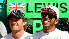 Hamilton celebra su victoria en el Gran Premio de Silverstone con Rosberg detr&aacute;s.