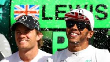 Hamilton celebra su victoria en el Gran Premio de Silverstone con Rosberg detr&aacute;s.