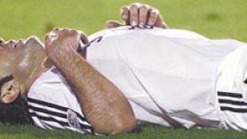 <b>IMPOTENCIA ABSOLUTA</b>. Figo, de los pocos que se salvaron, se lamenta por la derrota en el césped de La Condomina.