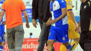 <b>LESIONADO. </b>Baha abandona el césped de la Nova Creu Alta acompañado del doctor Bernat de Pablo.