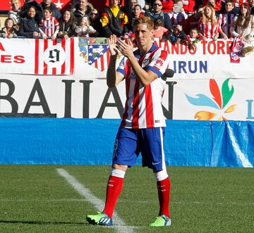 4 de enero de 2015 | El mítico jugador rojiblanco fue presentado ante 45.000 aficionados en el ya desaparecido estadio Vicente Calderón. 