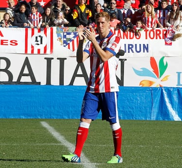 4 de enero de 2015 | El mítico jugador rojiblanco fue presentado ante 45.000 aficionados en el ya desaparecido estadio Vicente Calderón. 