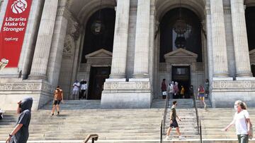 NUEVA YORK, NUEVA YORK - 6 DE JULIO: La gente camina por las escaleras de la Biblioteca P&uacute;blica de Nueva York el 6 de julio de 2021 en Midtown Manhattan en la ciudad de Nueva York. 