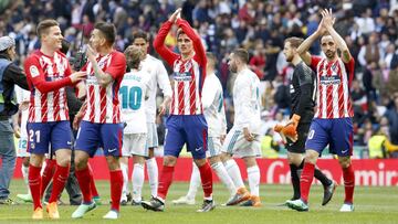 Los jugadores del Atl&eacute;tico saludan al final del partido. 