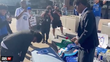 Con un ataúd y vestimenta de luto, aficionados expresaron su descontento tras el traspaso de Luka Doncic a los Lakers que sacudió a Dallas.