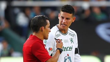 MEX856. LEON (MÉXICO), 25/01/2025.- James Rodríguez (d) habla con el árbitro central Mario Terrazas este sábado, en un partido por la jornada 3 del torneo Clausura 2025 de la Liga MX entre León y Juárez, en el estadio León en Guanajuato (México). EFE/ Luis Ramírez