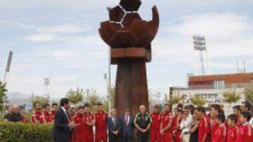 El alcalde de Las Rozas rodeado de los internacionales, la familia de Luis, Del Bosque, Cerezo y Paredes.