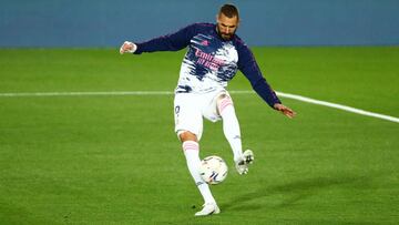 Karim Benzema, durante el calentamiento previo al Real Madrid-Valladolid.