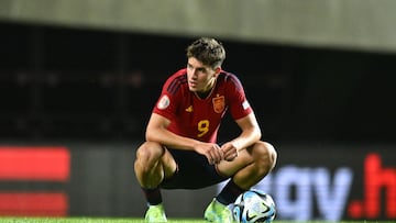 Marc Guiu, durante un partido con la selección española en 2023.