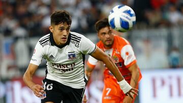 Futbol, Colo Colo vs Cobresal.
Fecha 10, campeonato Nacional 2022.
El jugador de Colo Colo Pablo Solari, juega el balón contra Cobresal durante el partido de primera division realizado en el estadio Monumental.
Santiago, Chile.
17/04/2022
Marcelo Hernandez/Photosport
Football, Colo Colo vs Cobresal
10th date, 2022 National Championship.
Colo Colo’s player Pablo Solari, play the ball against Cobresal during the first division match at Monumental stadium.
Santiago, Chile.
17/04/2022
Marcelo Hernandez/Photosport
