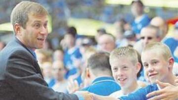 <b>POPULAR. </b>Roman Abramovich es muy querido por los aficionados del Chelsea.