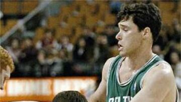 <b>PUESTA A PUNTO.</b> El ex del TAU Vitoria sigue tomando experiencia y minutos en la exigente NBA. En la imagen lucha por el balón con Dickau, de los Celtics.