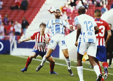 El lateral derecho colombiano debutó en Liga ante el Leganés en la temporada 2018-19 jugando en el perfil izquierdo a banda cambiada. Se marchó cedido al Barça B, y después pasó por Rijeka de Croacia, desde 2023 se encuentra sin equipo.
