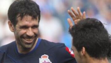 <b>MAESTRO. </b>Valerón, que provocó el penalti con una gran jugada, felicita a Guardado tras marcar el mexicano desde los once metros.