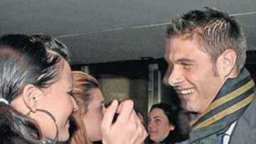 <b>GRAN RECIBIMIENTO. </b>El Valencia llegó ayer por la tarde y Joaquín fue el más solicitado.