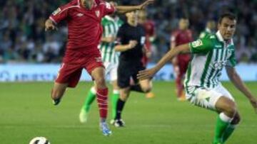 El delantero del Sevilla CF, Jes&uacute;s Navas (i), desborda a Antonio Amaya, del Real Betis.