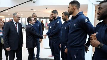 El presidente franc&eacute;s, Emmanuel Macron, saluda a los jugadores de la selecci&oacute;n