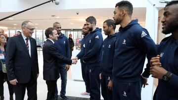 El presidente francés, Emmanuel Macron, saluda a los jugadores de la selección