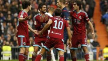 Los jugadores de la Real le protestan el segundo penalti a González González.
