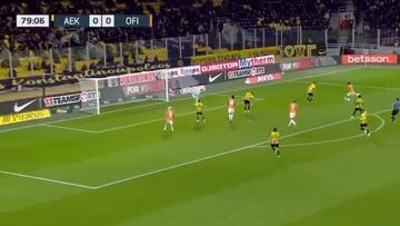 Eddie Salcedo abrió la victoria del OFI de Creta ante AKE Atenas con un golazo: bicicleta y disparo cruzado que dejó sin opciones al arquero.